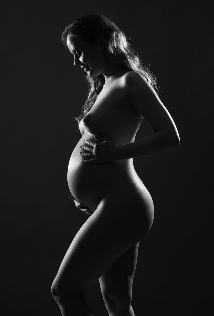Studieoptagelse af gravid kvinde. sort/hvid